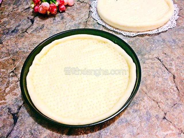 烤好的饼皮晾凉后就可以装入保鲜袋放入冰箱冷冻保存，需要用的时候提前拿出解冻即可。（如果直接做披萨的话省略13、14步骤，直接从12步接着做）