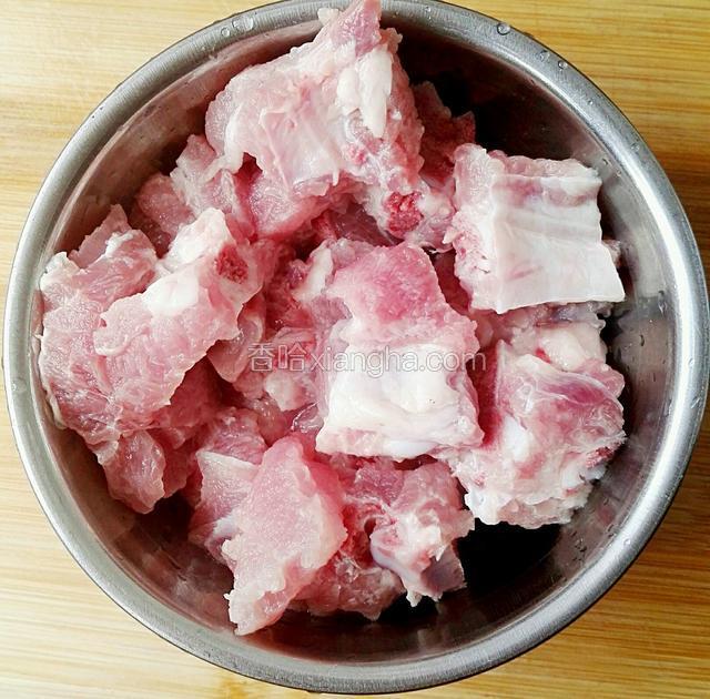 排骨切断（我买的是超市帮切好的），洗净。
