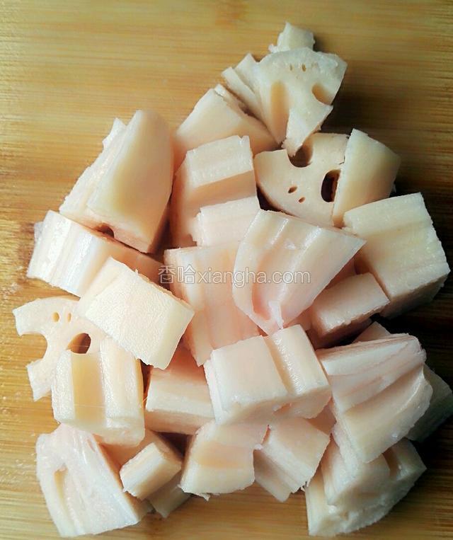 莲藕洗净，切块。