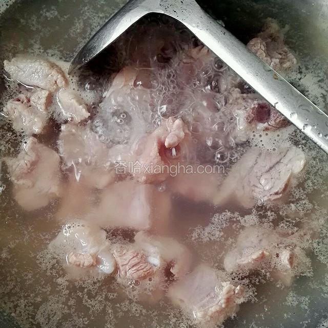 锅内加清水烧开，入排骨，将血水氽掉