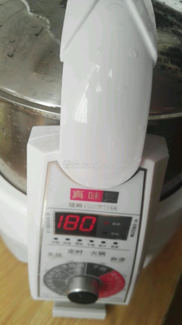 盖上盖子，开启煲汤键，就开始炖了（我用的自动炖锅，炖180分钟）