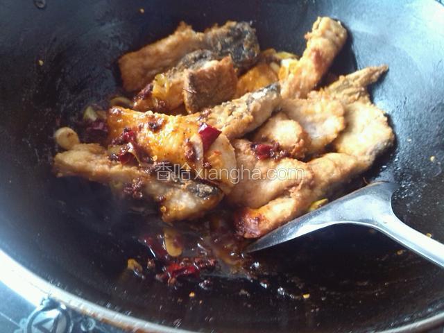 放入鱼块，味精小心翻炒