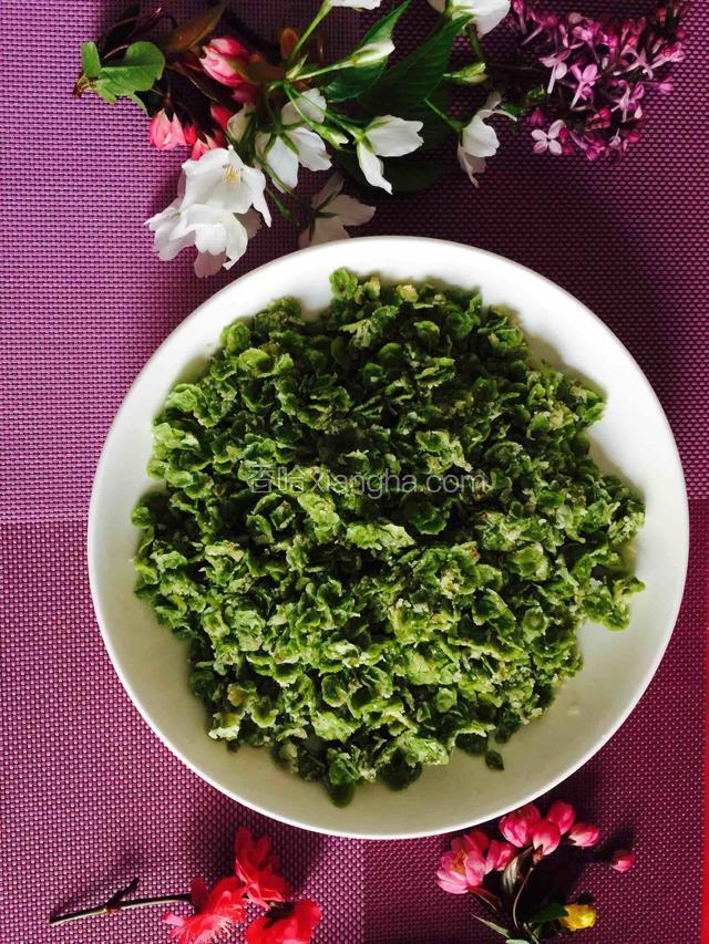 上笼屉蒸，水开后蒸五分钟即可，我忘了拍照了