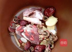 红菇药膳鸡汤的做法图解2
