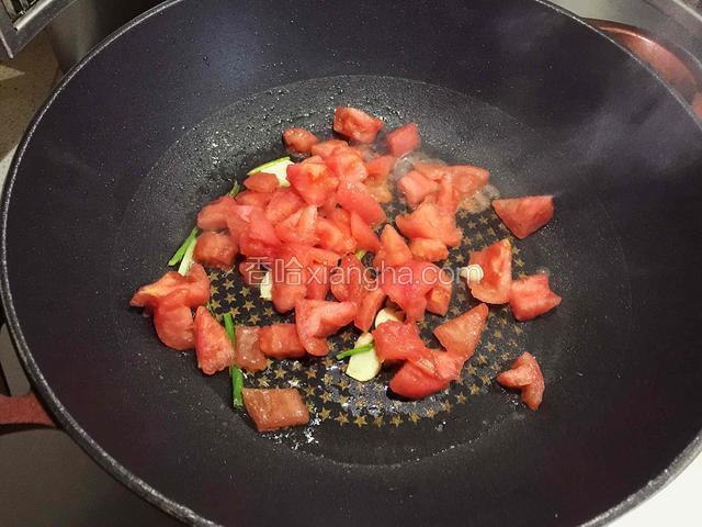 放入番茄煸炒，出水