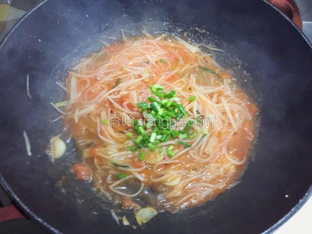 炒至土豆丝断生，放入葱末，关火。