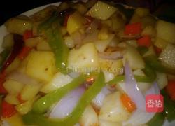 青椒胡萝卜炒土豆丁的做法图解3