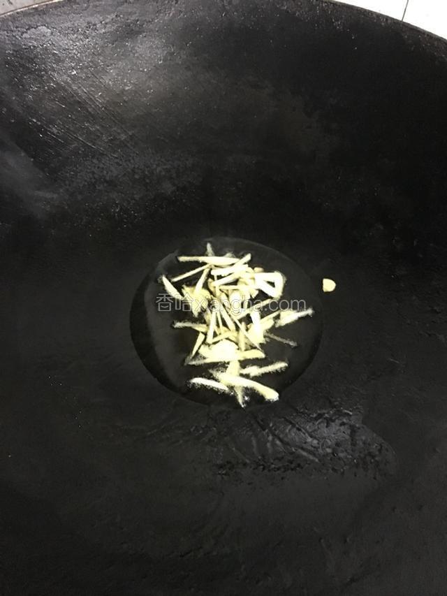 烧热油下姜丝