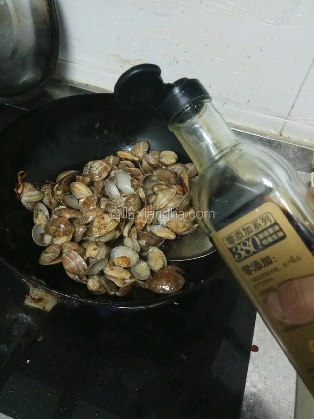 翻炒几下，加入适量酱油继续翻炒