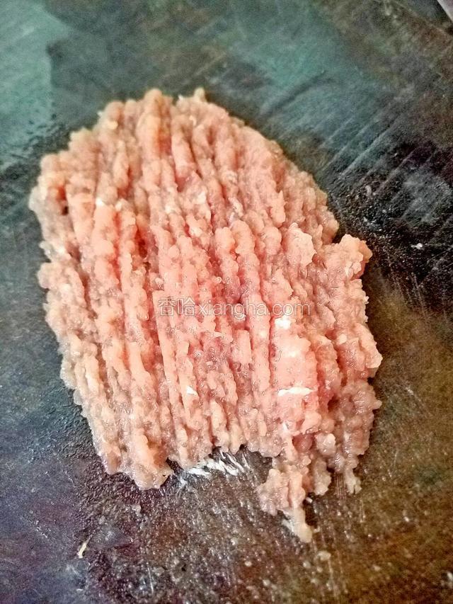 将瘦肉剁成肉糜，也可以用搅拌机搅肉