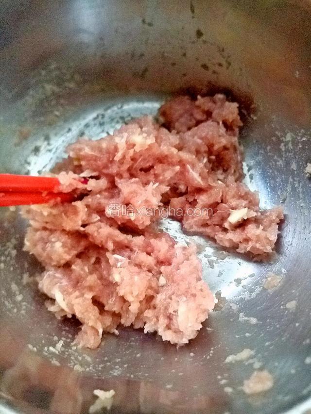剁好的肉盛在碗里用筷子搅拌均匀