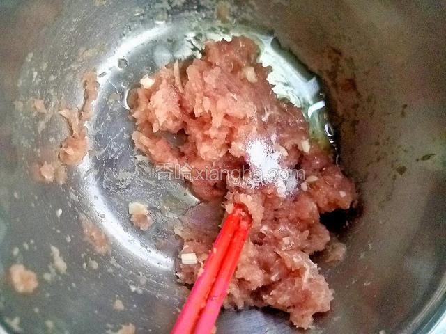 先倒入少许盐油搅拌均匀