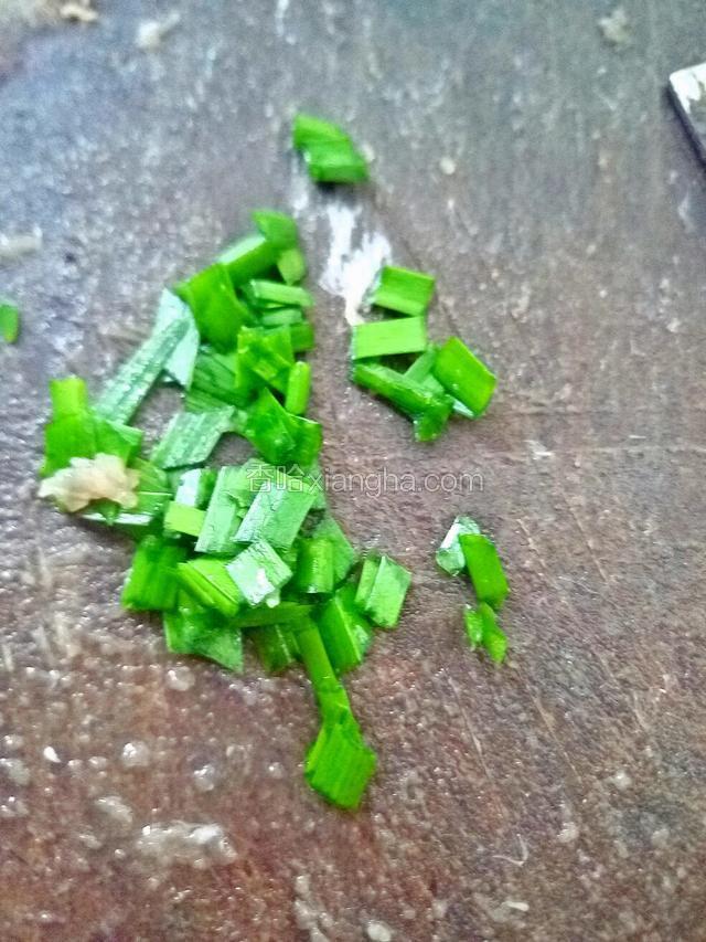 将韭菜洗净然后切粒(丸子是做给小表妹吃的，表妹不喜欢葱，但是为了使丸子好看点就要韭菜代替葱了)