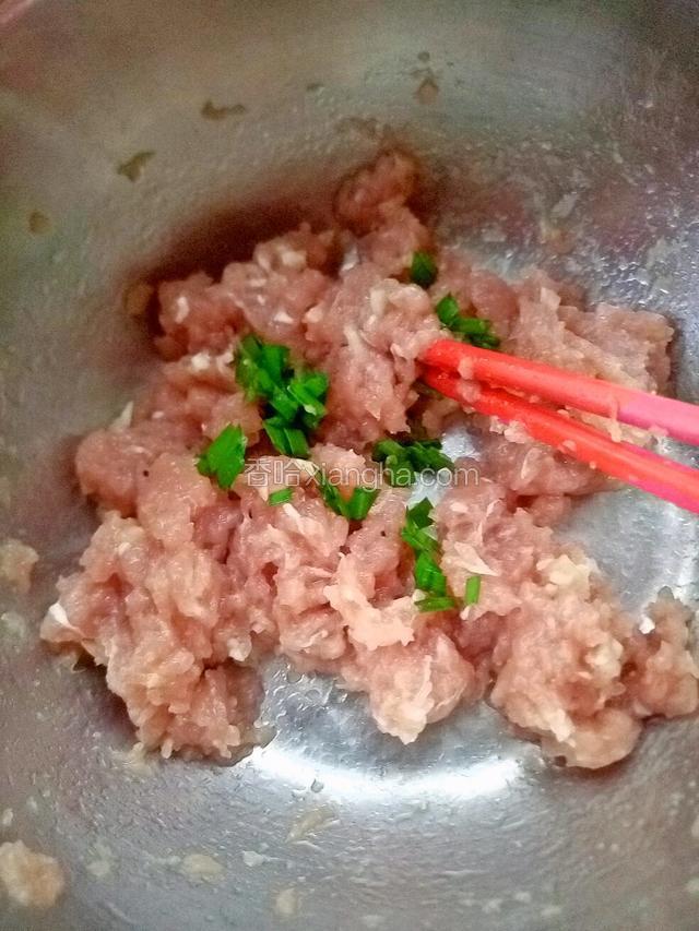韭菜切好后倒入肉糜里搅拌均匀