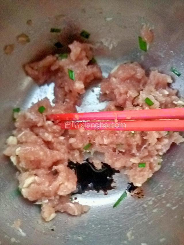 现在倒入少许老抽继续搅拌