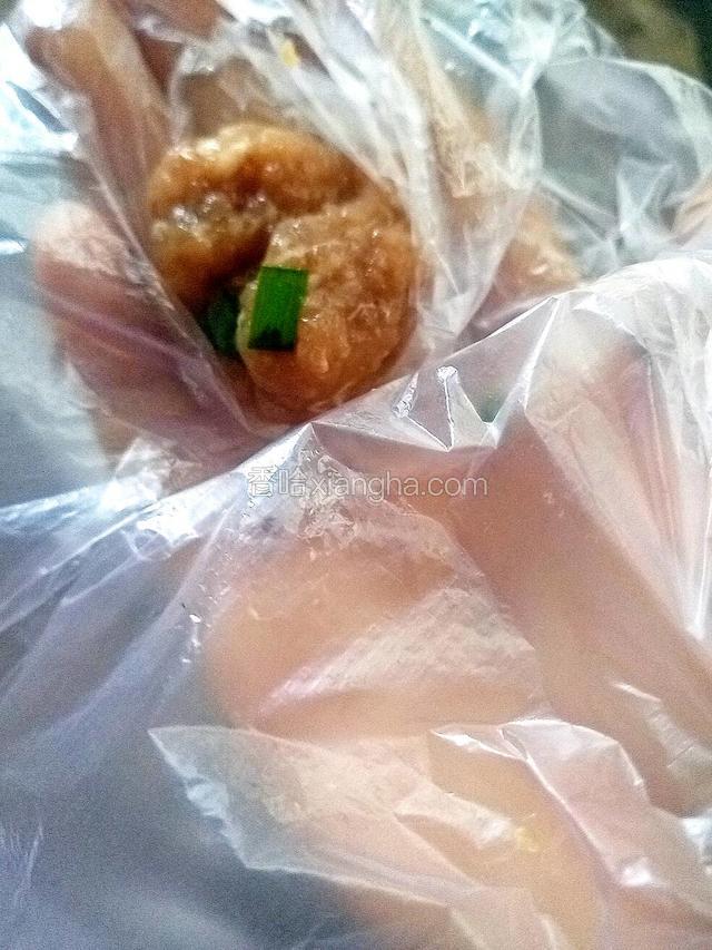 撮起一小团肉揉成圆形，其实不用揉得很圆的，稍微揉一揉就好了