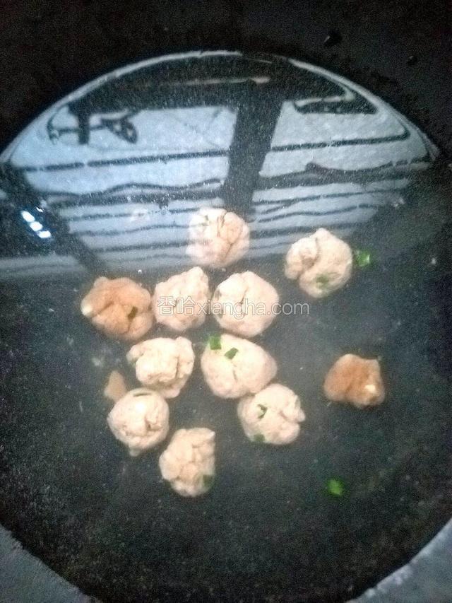 将所有的肉都揉成丸子之后就把丸子倒入锅里，不要让丸子粘在一起了，时不时用铲子搅拌一下