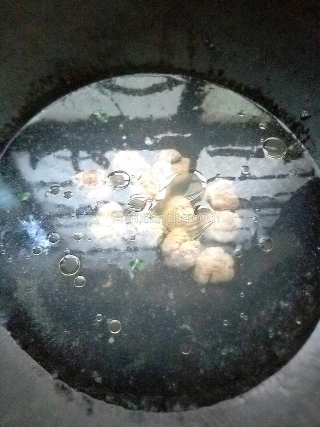 倒入少许盐油搅拌均匀，使汤入味