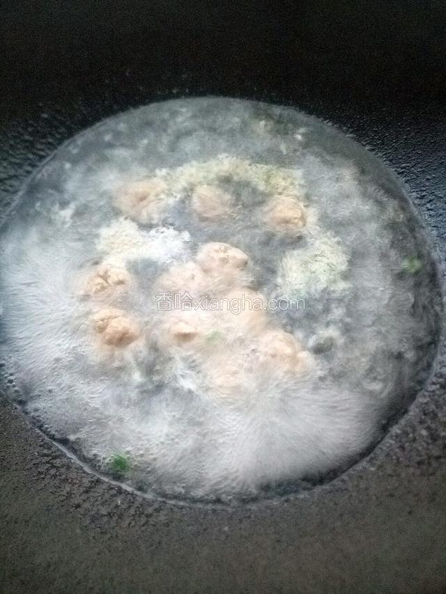 煮了七分钟之后的样子，当丸子都飘起来了就证明丸子已经熟了