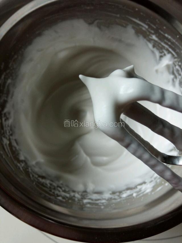接着打发步骤1中的蛋清和fluff，一直打发到硬性发泡状态……如图。（用fluff棉花糖浆直接打发的优点1：是可以省略打发蛋清过程中分次加入白砂糖麻烦的步骤）