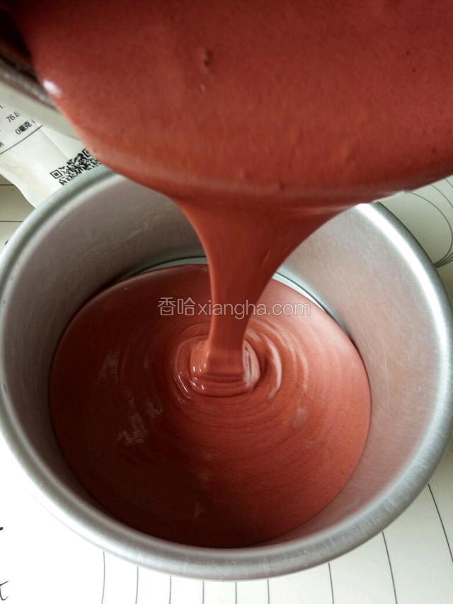 提前预热烤箱150度，5分钟。将以上蛋糕液马上倒入蛋糕模具中。