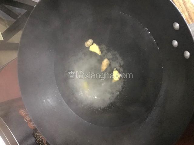 水里放入姜片和料酒
