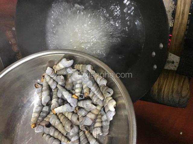 水煮沸时 倒入沥水的螺丝
