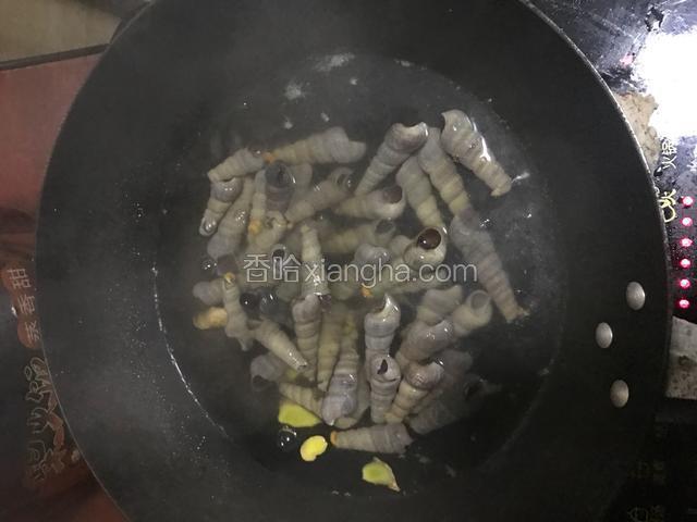 煮到水重新沸腾二三分钟就差不多 拿不准可以夹一个试试看 可不可以吸出肉