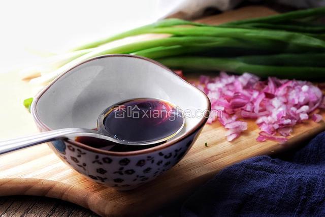 碗内放入酱油