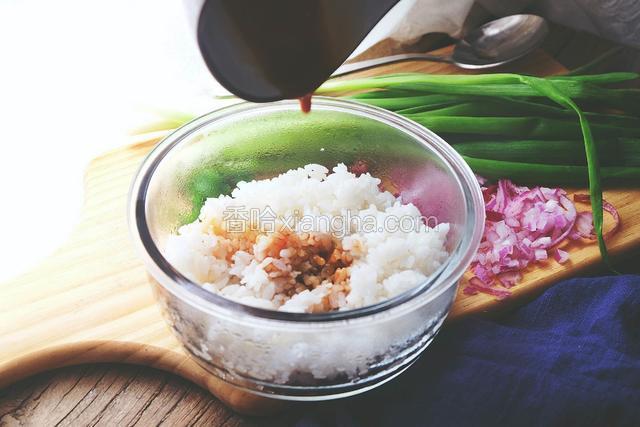 倒入米饭中，搅拌均匀(如果是热米饭 到这里拌一拌就可以开吃了，拌饭不用加洋葱)