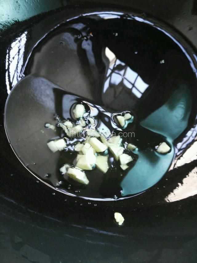 锅里热油，爆香蒜末