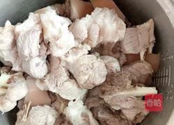 黄豆炖猪蹄包的做法图解1