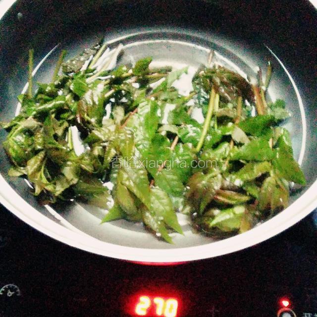 把香椿放在开水中焯一分钟，捞出过凉开水备用