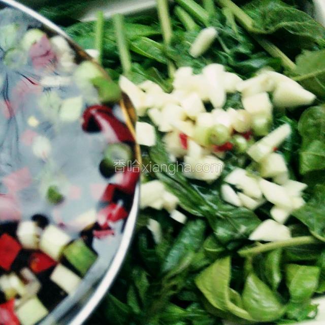 调好的料汁浇在香棒上即可