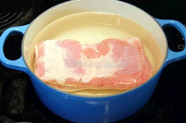 五花肉冷水下锅，水要没过五花肉，开中火