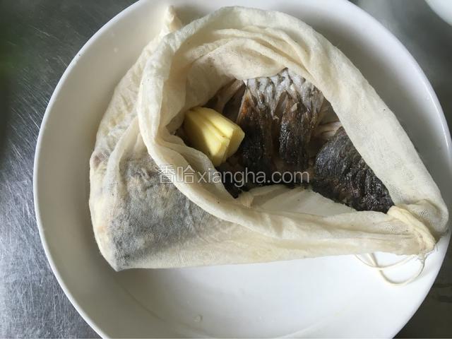 把煎好的鲫鱼和姜放入煲鱼袋里。