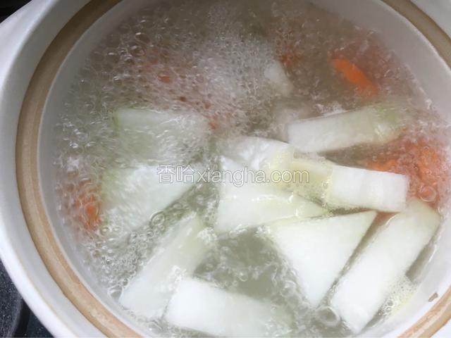 这时汤也煮开了。