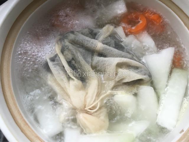 把鱼放进去一起熬煮。