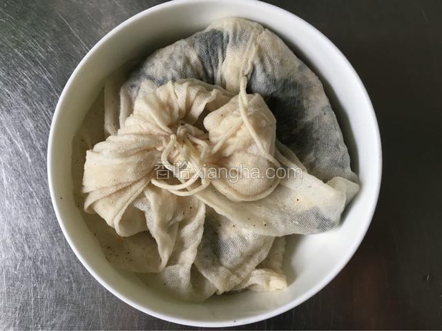 把煲鱼袋用筷子夹出来。