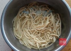 黄瓜拌腐皮的做法图解2