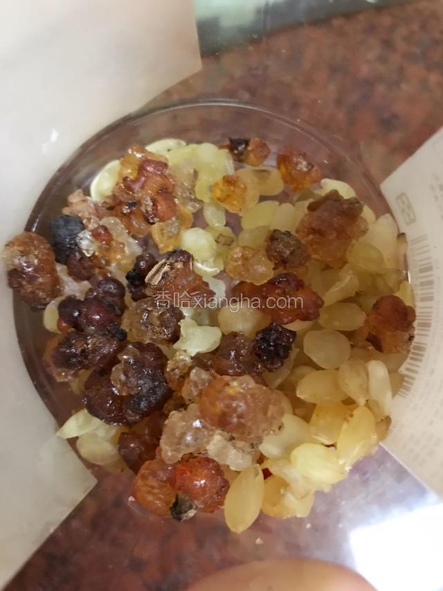 取出适量桃胶，皂角米，雪燕泡发至少10小时。我一般是泡一晚。（雪燕一颗可以泡一大碗，所以一般一颗足够。）