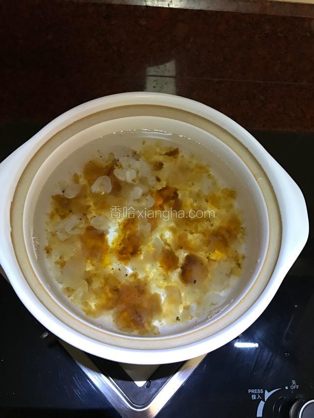 冷水下锅，先放桃胶和皂角米，中小火煮开转小火。