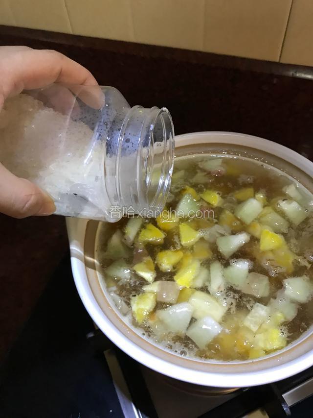 搅拌一下，火可以调成中小火，试一下甜度，并加入适量的冰糖调味，等水再度沸腾稍停顿一两分钟便可以关火了。