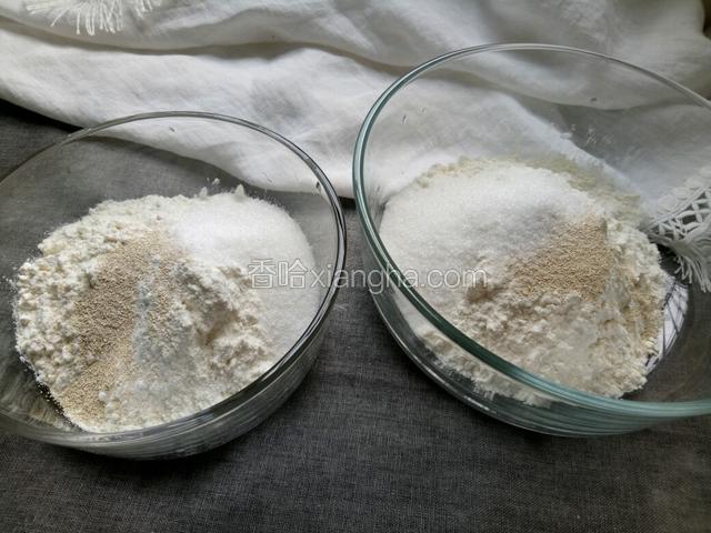 分别加入酵母和白糖