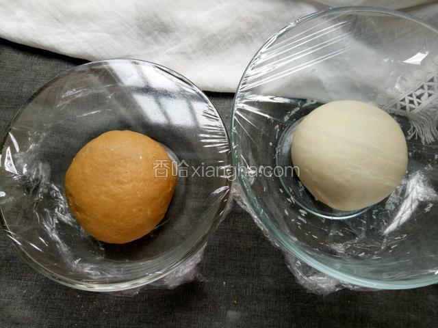 盖上保鲜膜，醒15分钟