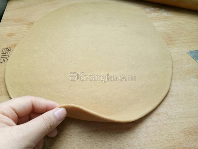 用擀面杖擀薄面皮
