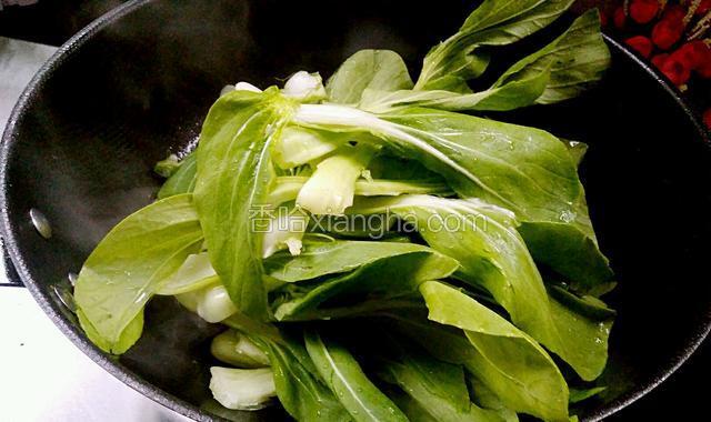 下入小白菜，开大火炒断生