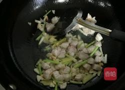 萝卜干炒腊肠的做法图解8