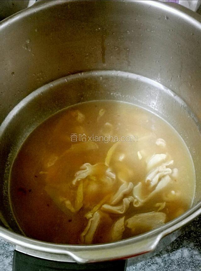 把猪肚放倒高压锅中