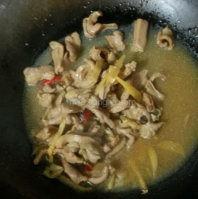 十分钟后把猪肚倒入锅中